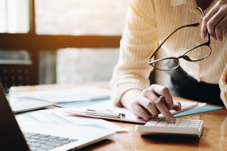 Foto: Person berechnet Werte